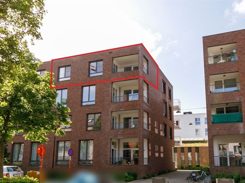 Knappe assistentiewoning met terras in het hartje van Geel<br />
Het appartement bevindt zich op de derde en tevens ook hoogste verdieping en is berei