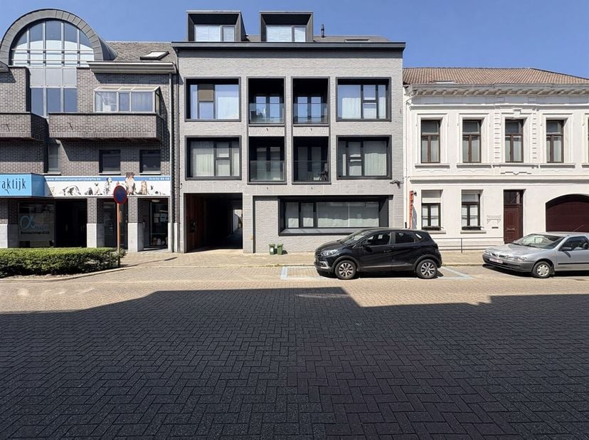 Gerenoveerd appartement met 2 slaapkamers<br />
Ligging: Gelegen in het centrum van Herentals.<br />
Op wandelafstand van de Grote Markt, de winkelstr