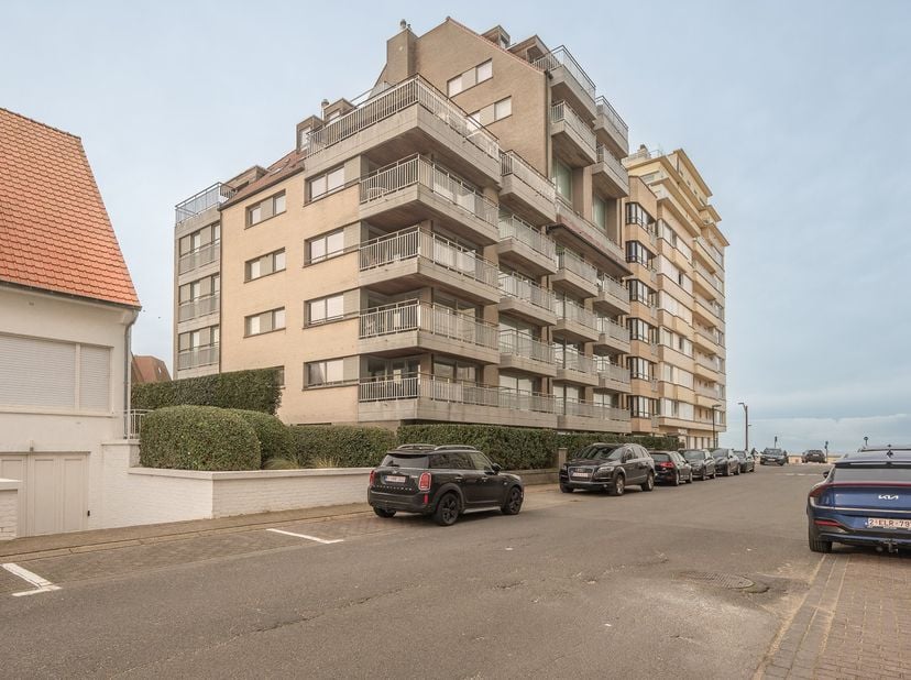 Ontdek dit aangename en lichtrijke appartement gelegen op de 2de verdieping van residentie Beauvallon in een rustige zijstraat van de Zeedijk. Dankzij