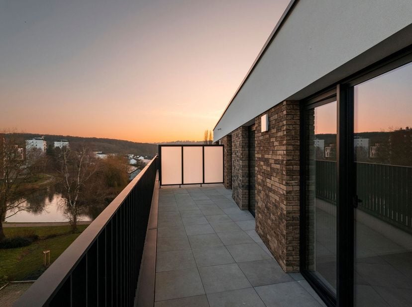 JAMBES, &amp;agrave; 5 min du centre de Namur, dans un &amp;eacute;crin de verdure, PENTHOUSE NEUF (2CH/1SDB) 93,70 m&amp;sup2; avec TERRASSE. Situ&amp;eacute; au 4&amp;e