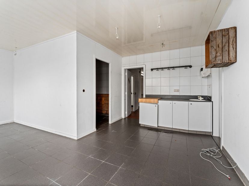 Bent u op zoek naar een pand waar u wonen en werken kunt combineren?<br />
Dit centraal gelegen handelspand met woonst biedt heel wat mogelijkheden vo