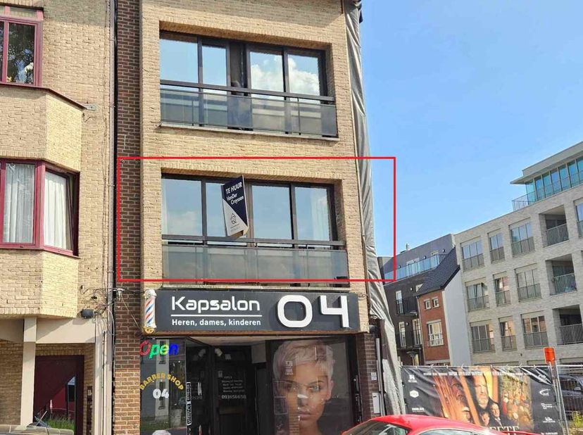 Appartement op de 1e verdieping bestaande uit een living met open keuken (enkel dampkap aanwezig), badkamer met ligbad en lavabo, één grote slaapkamer