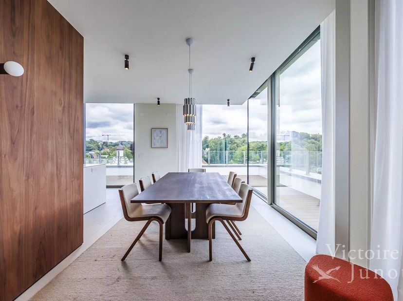 Victoire Junot stelt u een ruim penthouse met drie slaapkamers voor, verlengd door een prachtig en gunstig georiënteerd terras (Zuid/Zuid-West), met u