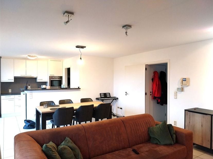 Vraag uw bezoek aan via info@optimusvastgoed.be!<br />
Te huur: appartement met 2 slaapkamers te Zonhoven! <br />
Op de Halveweg te Zonhoven bevindt z