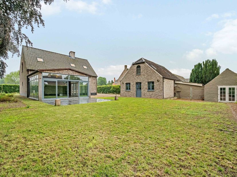 VARSENARE - STARTPRIJS – ALLUREVOLLE open bebouwing met bijgebouw (w.o. GARAGE met STUDIO) en AANGELEGDE TUIN op 752m² grondoppervlakte. ZEER DEGELIJK