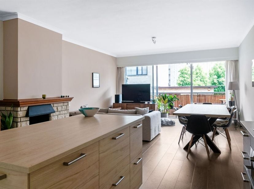 Ligging: Het appartement is gelegen aan de Lange Lobroekstraat 177 in Antwerpen, in een buurt die volop in ontwikkeling is. De woning bevindt zich nab