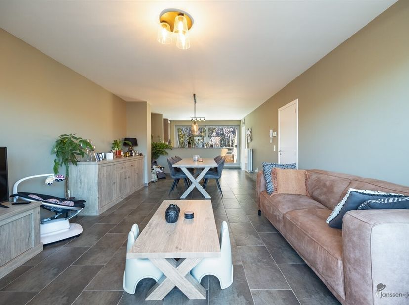 Ontdek dit uitnodigende appartement, ideaal gelegen in het bruisende centrum van Hamme. <br />
Met een bewoonbare oppervlakte van 114m², biedt deze wo