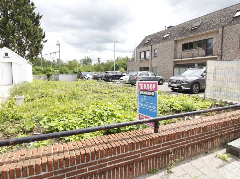 Bouwgrond te Denderleeuw. Perceel bouwgrond met een oppervlakte van 455m² in het centrum van Denderleeuw. Het perceel is geschikt voor het oprichten v