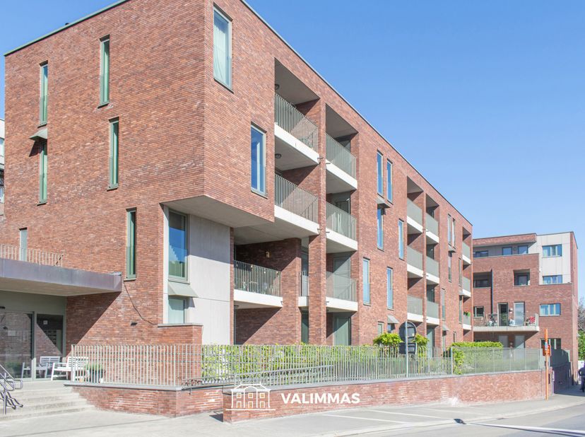 VALIMMAS verkoopt deze centraal gelegen assistentiewoning/serviceflat (± 70m²) met mooi terras, een kelderbergingen en optioneel een autostandplaats i