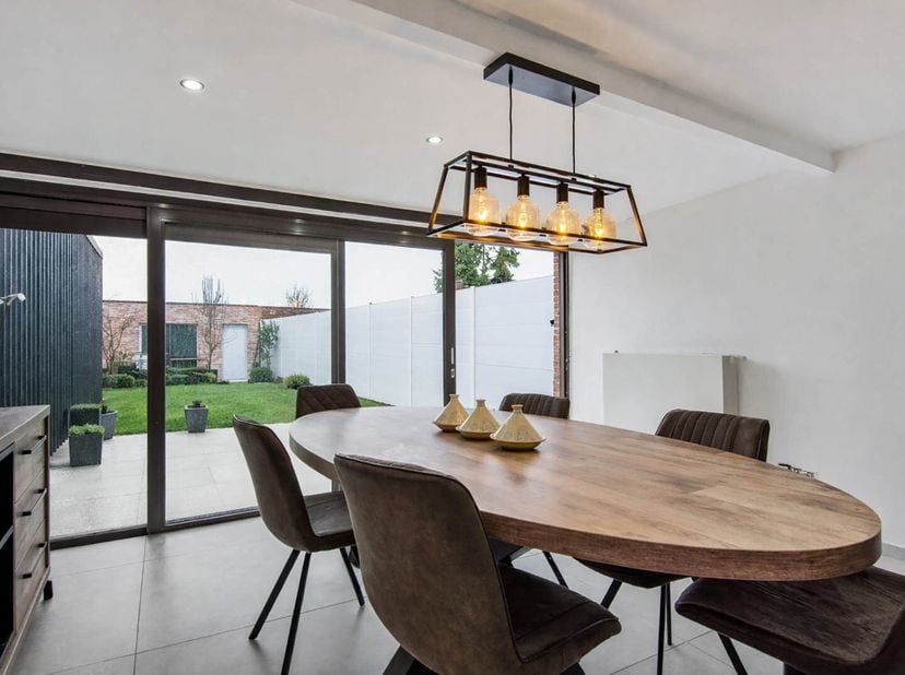 Gerenoveerde ééngezinswoning met drie tot vier slaapkamers, garage en tuin te Boom!<br />
De woning is als volgt ingedeeld: via de inkomhal betreedt m