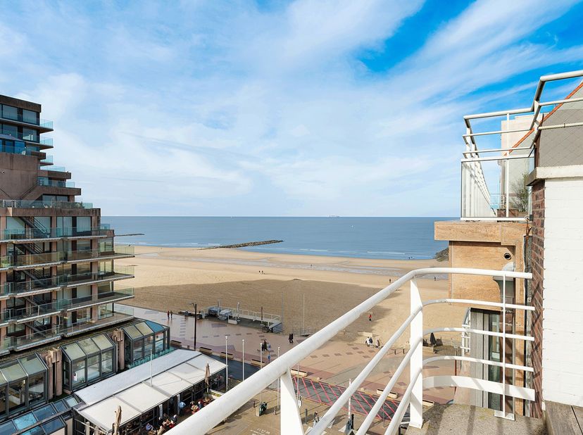 Gelegen op een absolute toplocatie aan het Van Bunnenplein, bij het begin van de Kustlaan, geniet deze ruime penthouse van een uitzonderlijke gevelbre