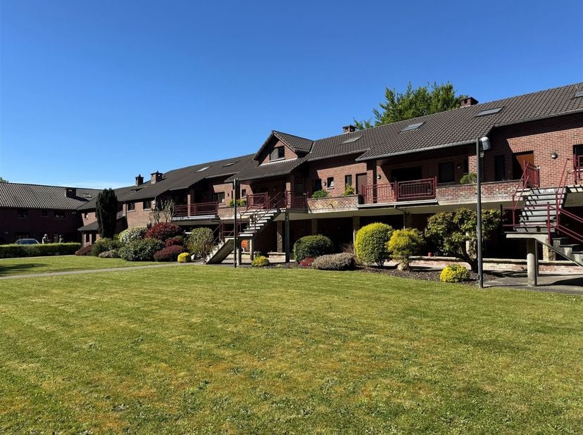 Prix: 1000 euros/ mois, deux mois de caution. <br />
Appartement duplex 2 chambres avec balcon comprenant: <br />
Rez: Hall d'entrée, grand living, cu