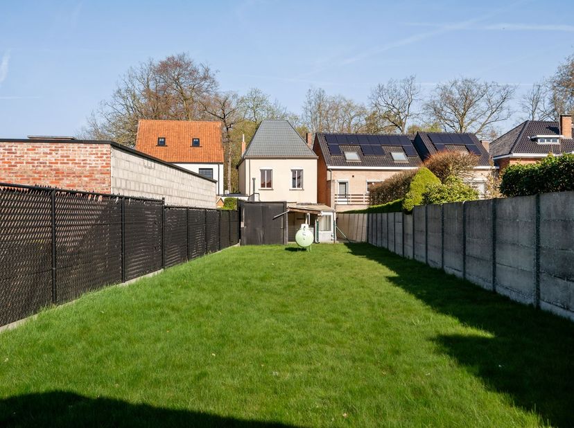 Te renoveren charmante woning met 3 slaapkamers op 490m²<br />
<br />
<br />
Ligging:<br />
De woning geniet van een goede bereikbaarheid dankzij