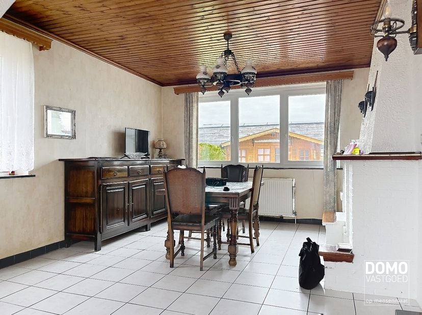 Deze woning in Sint-Truiden biedt alles wat je nodig hebt voor een comfortabel en gezellig thuis. Met een ruime tuin, een terras en een garage, is dit