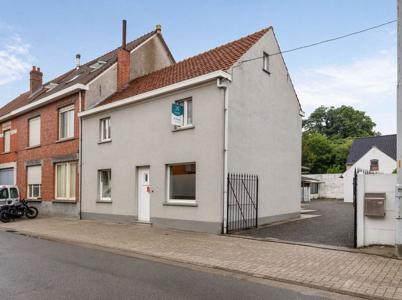 Ruime gezinswoning met tal van mogelijkheden op toplocatie in Bottelare<br />
Ben je op zoek naar een ruime woning met een uitstekende ligging én vol