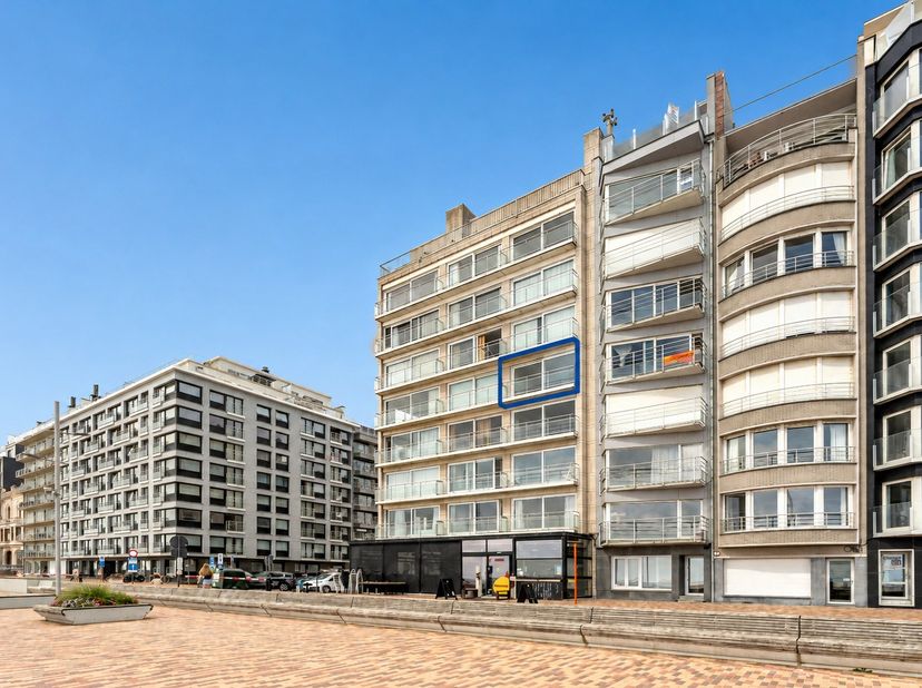 Op een absolute droomlocatie langs de Zeedijk van Wenduine bevindt zich dit uitzonderlijk ruime en potentievolle appartement van 85 m². Gelegen op een