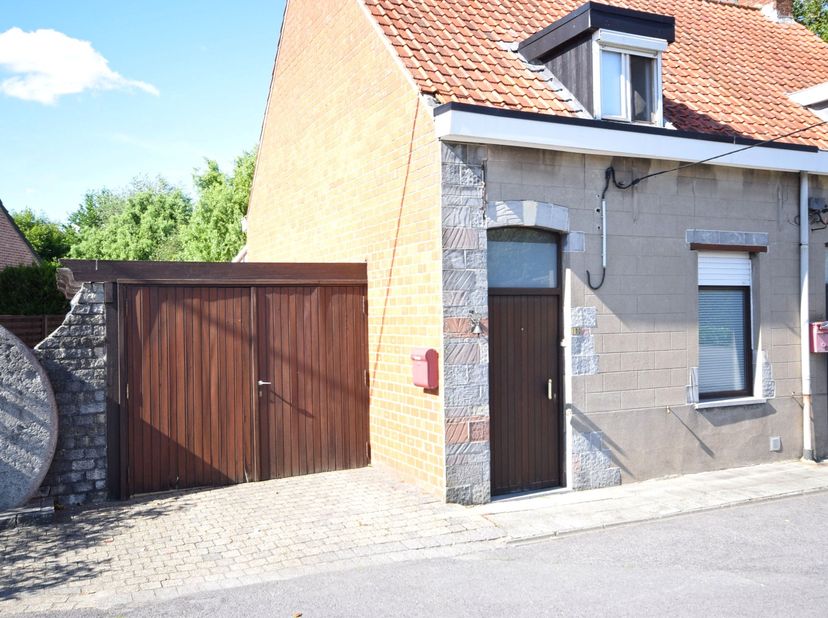 Bent u op zoek naar een betaalbare woning op een gunstige ligging? Dan is deze charmante halfopen bebouwing vlakbij het centrum van Roeselare zeker ee