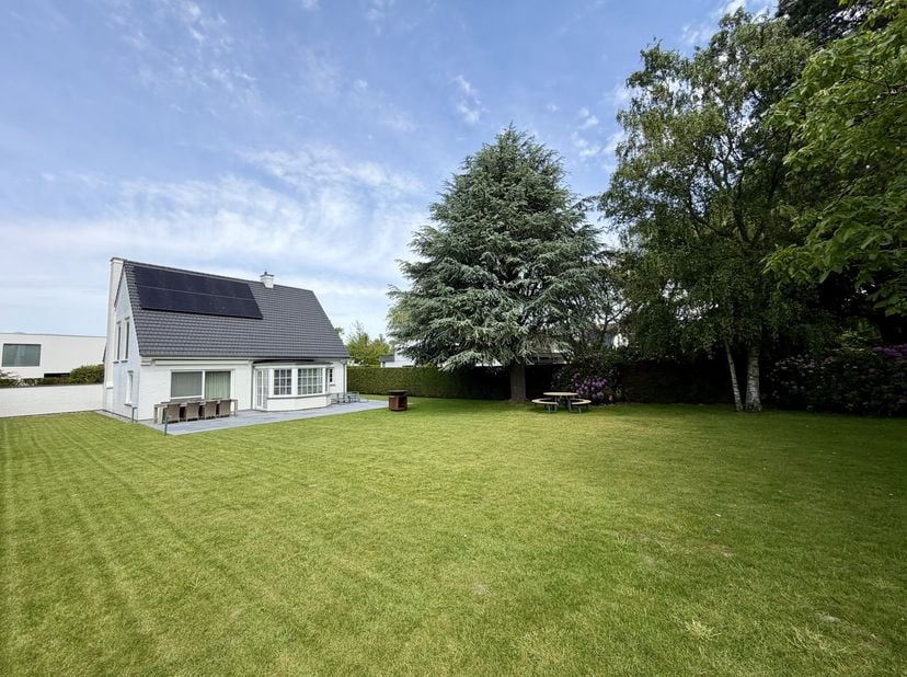 Welkom in deze stijlvolle en instapklare villa op Rodenburg. Een volledig gerenoveerde eigendom waar licht, comfort en afwerking perfect samenkomen.<b