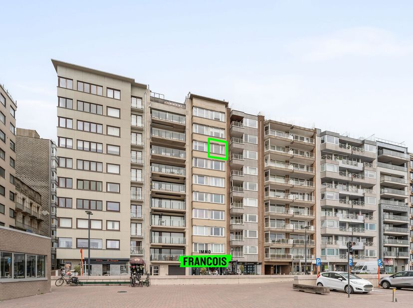 Dit appartement bevindt zich op de zevende verdieping van een residentie op een absolute AA-locatie in Blankenberge, in de gegeerde Franchommelaan. Da