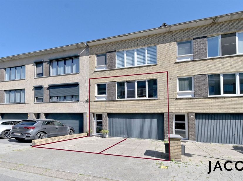 JACQ. Real Estate stelt u graag dit verzorgde appartement voor op een uitstekende locatie in Mortsel, vlakbij belangrijke invalswegen, winkels en het