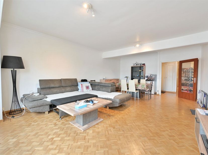 Op zoek naar een verzorgd appartement op een toplocatie in Geel? Dan is dit ruime tweeslaapkamerappartement zeker een bezoek waard.<br />
<br />
Dan