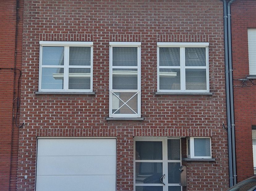 In een rustige straat te Wommelgem bevindt zich deze verzorgde bel-etagewoning uit 1996 op een perceel van 237 m². De woning combineert een praktische