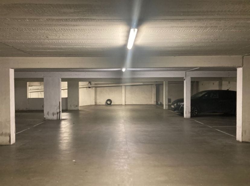 Situation :<br />
Cette place de parking souterraine bénéficie d'un emplacement idéal sur l'Italiëlei, en plein coeur d'Anvers. Grâce à son emplacemen
