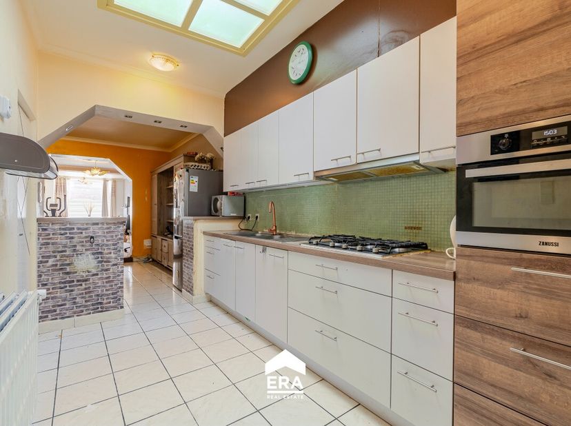 Vous recherchez une maison familiale spacieuse avec garage à Tirlemont, à proximité de la gare et du centre-ville ? Cette maison offre un espace surpr