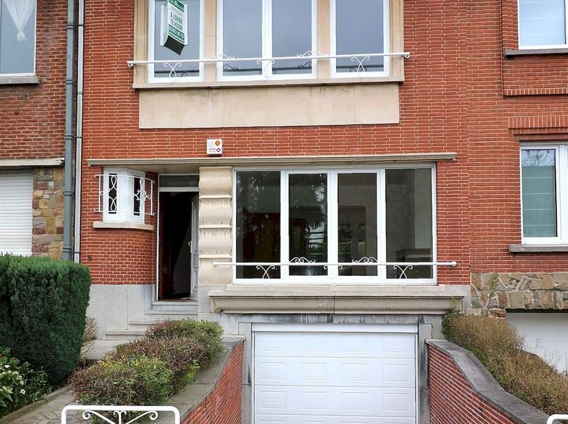 Belle maison de 207m² (garage et cave compris) avec : <br />
- 3 chambres (+-18-17-10m²) en carrelage <br />
- 1 studio de 43m² sous toit avec salle d