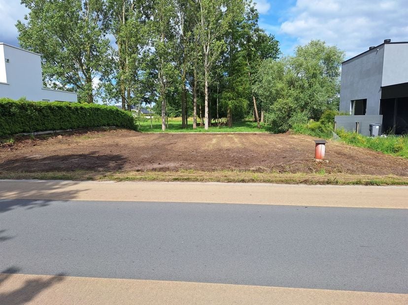 Perceel bouwgrond met goedgekeurd stedenbouwkundig attest voor het oprichten van een vrijstaande open bebouwing.<br />
Zeer rustige ligging met achte