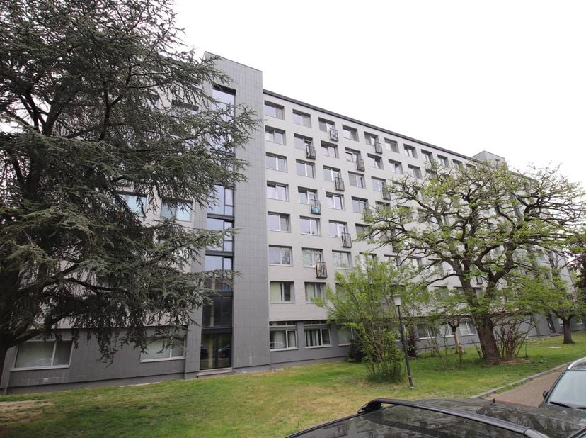 Aangenaam éénslaapkamer-appartement op de 7° verdieping; gelegen aan de achterkant van het gebouw.<br />
Met een living, keuken, 1 slaapkamer en een b