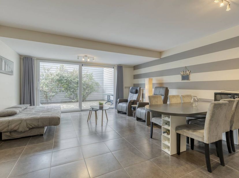 In het centrum van De Panne vinden we dit lichtrijk appartement (75m²) te koop. Het appartement omvat 2 slaapkamers en een ruim zongericht terras (25m