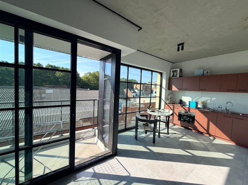 STUDIO CONFORTABLE AVEC TERRASSE DANS UN NOUVEAU QUARTIER RÉSIDENTIEL <br />
Situation : Ce studio récemment livré se trouve dans la résidence John Ma