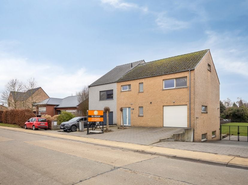 Welkom in Nieuwrode ! In een rustige, groene omgeving aan de Appelweg vinden we deze indrukwekkende halfopen bebouwing terug. Met maar liefst 330 m² b