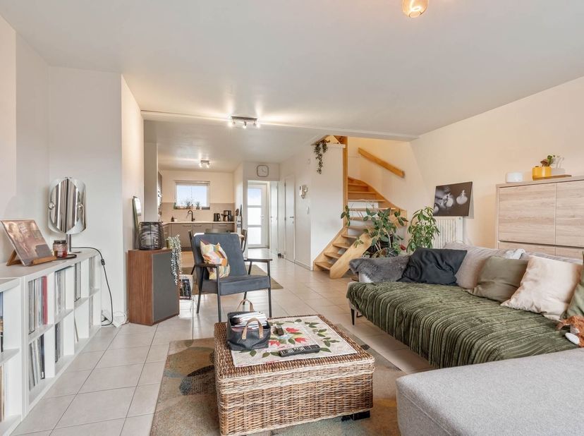 In residentie Graaf de Theux, bieden wij dit aangenaam en verzorgd duplex appartement gelegen op Suskaberg, vlak bij het centrum van Heusden. Dankzij