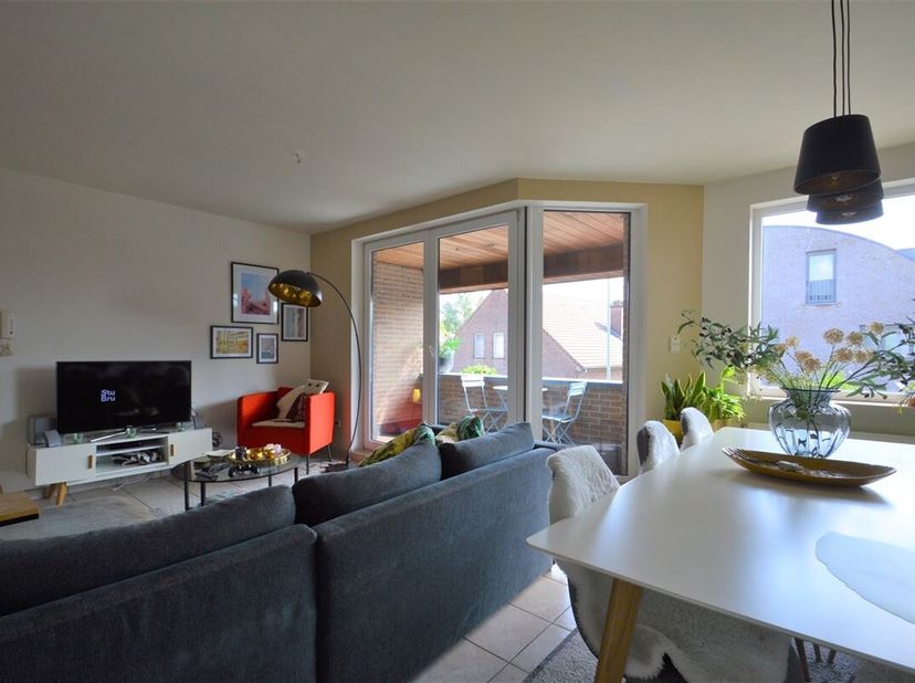 Instapklaar appartement op eerste verdieping met terras en garage.<br />
Gezellig lichtrijk appartement op de 1ste verdieping (geen lift) gelegen in k