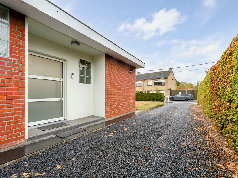 Rustig gelegen bungalow te koop in Moorsele!<br />
Je betreedt de woning via de inkomhal met gastentoilet en komt vervolgens in de leefruimte met eetp