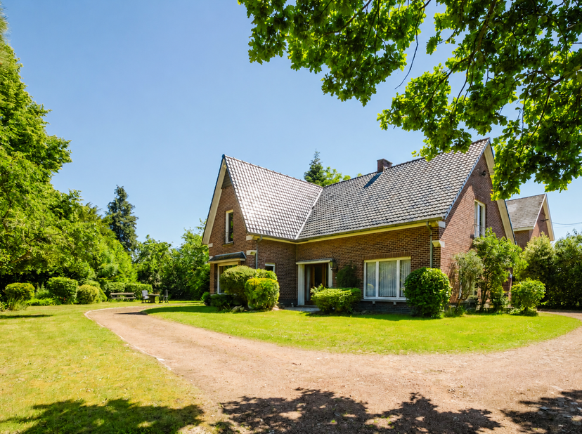 Op zoek naar een woning met karakter, ruimte en potentieel? Deze charmante villa in de rustige Steenberghestraat in Bottelare biedt een unieke kans vo