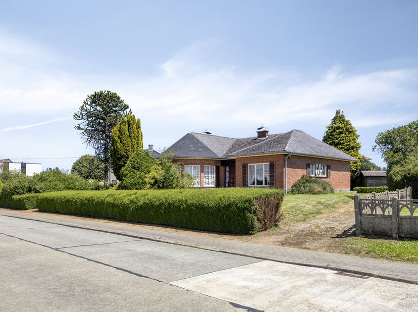 Bent u op zoek naar een woning met veel potentieel? Dan is deze vrijstaande bungalow met een bewoonbare oppervlakte van 160 m² beslist een bezoek waar