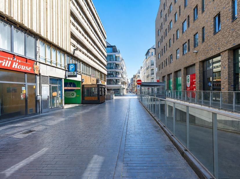 Overdekte staanplaats(en) te koop in Europacentrum fase III.&amp;nbsp;<br />
<br />
Dit afgesloten complex omvat meerdere parkeerplaatsen, waarvan de inri