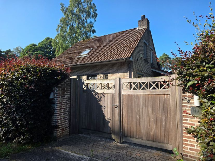 Charmante woning op een prachtig groen perceel van ca. 896 m² in Brecht.<br />
<br />
Bent u op zoek naar een gezellige woning met een prachtige tui