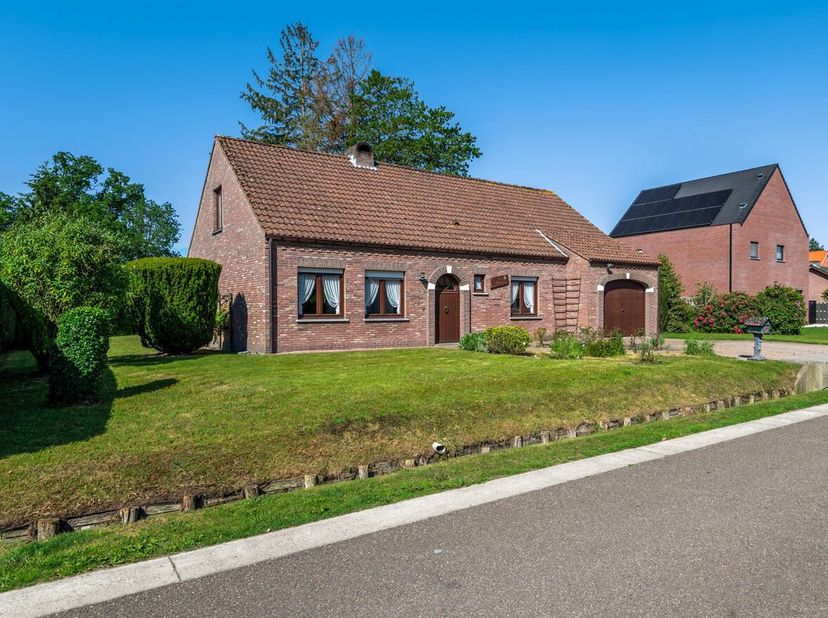 Maison de 3 chambres à coucher sur 1 380m²<br />
Situation<br />
La maison est située au calme dans une rue peu fréquentée. Les commerces, les écoles