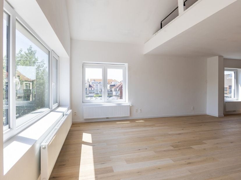 Gerenoveerd 3-slaapkamerappartement (121 m²) met zonnig terras en mezzanine te koop in De Panne In de Veurnestraat in De Panne bevindt zich dit ruime
