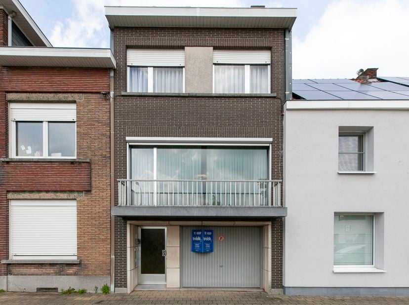 MAISON BEL-ÉTAGE AVEC ACCÈS ARRIÈRE - <br />
<br />
Cette solide maison bel-étage en rangée offre une disposition fonctionnelle, un jardin avec accès