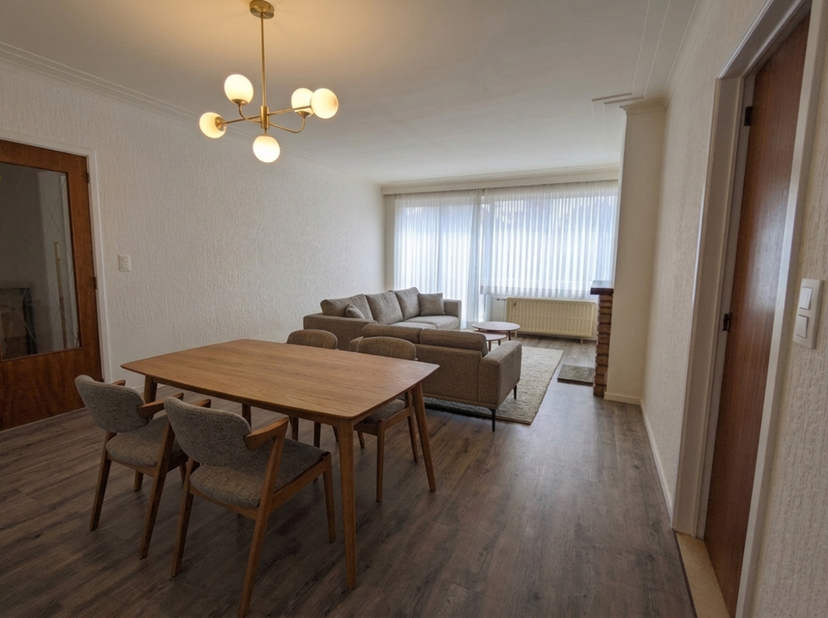 Immo Wauters presenteert u dit ruime, gerenoveerde driekamerappartement van 103 m² (nieuw schilderwerk en parket, elektriciteit aan de norm aangepast,