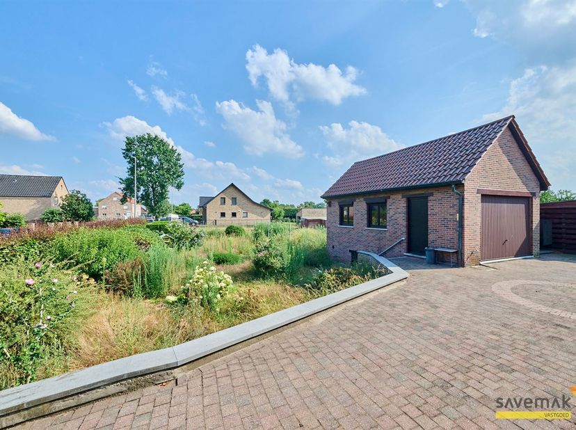 Cette maison de plain-pied est véritablement prête à emménager<br />
<br />
Au rez-de-chaussée, on trouve, comme d'habitude, le hall d'entrée, le salo