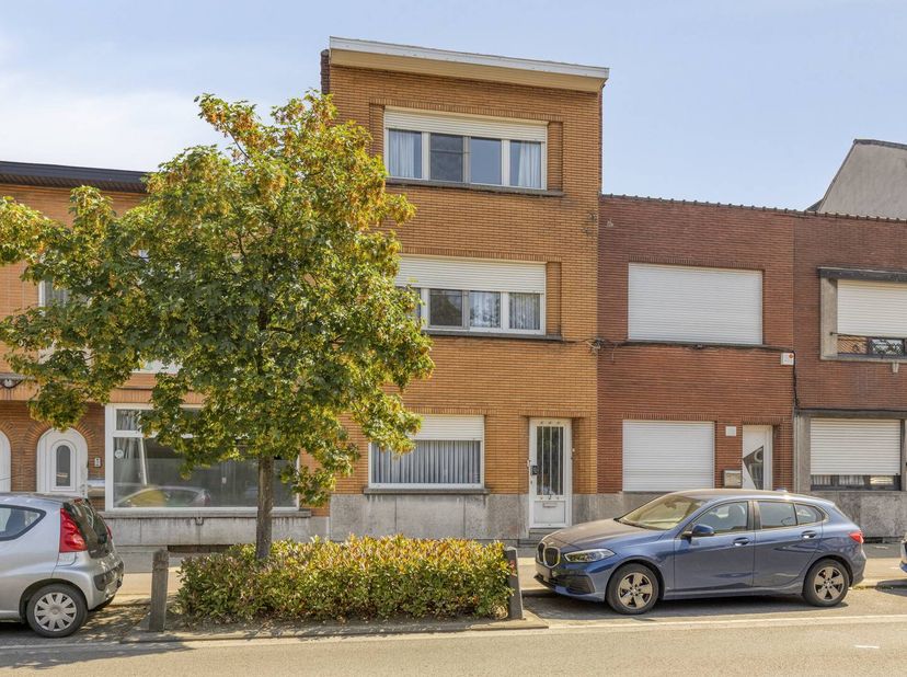 Op de Leuvensesteenweg 375 bevindt zich deze verrassend ruime gezinswoning. Met een royale bewoonbare oppervlakte van 169 m² en een perceel van 315 m²