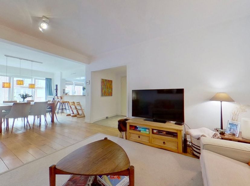 Visite virtuelle disponible en cliquant sur le logo 360° en bas à gauche de la photo ou en bas à droite de ce descriptif texte.<br />
<br />
Idéalemen