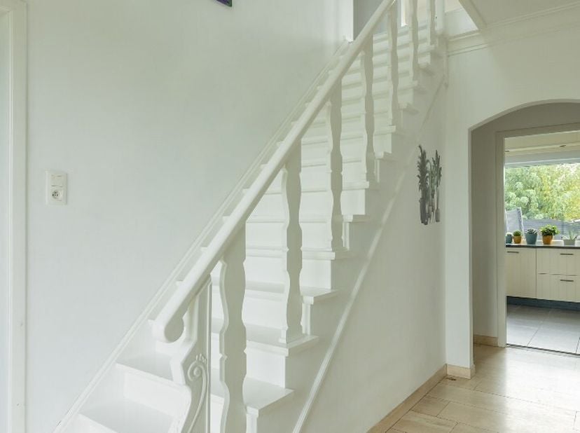 IN OPTIE - Instapklare gerenoveerde woning te koop op een toplocatie te Lommel!<br />
Deze instapklare woning, gelegen in een rustige straat, doch op