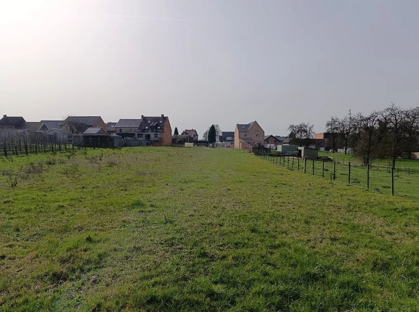 Zeldzame opportuniteit: ruime bouwgrond van 17a34ca voor halfopen bebouwing in Mopertingen.<br />
Dit perceel bied je alle vrijheid om een moderne gez